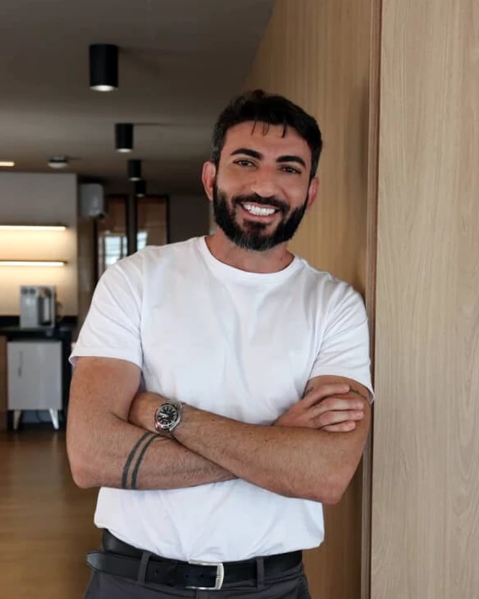 Rogaciano Rodrigues em ambiente decorado, em atendimento próximo ao parceiro